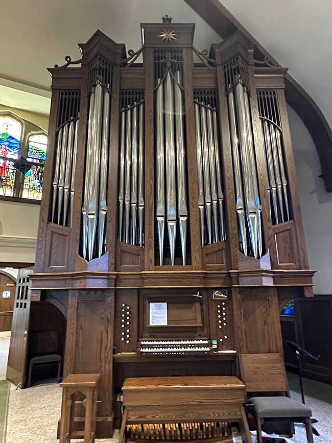 Front view of pipe organ